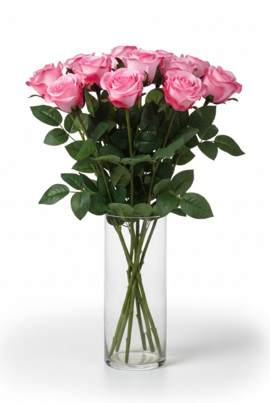 Sztuczne kwiaty róż w wazonie